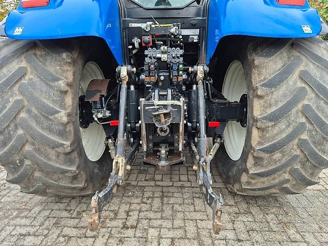 New Holland T 7040
