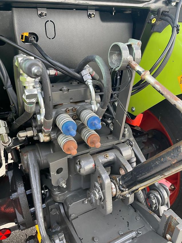 Claas Nexos 210 mit Frontlader und Frontzapfwelle, erst 236 Betriebsstunden, neuwertiger Zustand