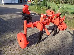 Kverneland Frontgrubber Howard mit Seitlichen Sahlstützräden &mit Luftbereiften Stützräder mit Zapfwellendurchtrieb als Vorbaugrubber Arbeitsbreite 250cm