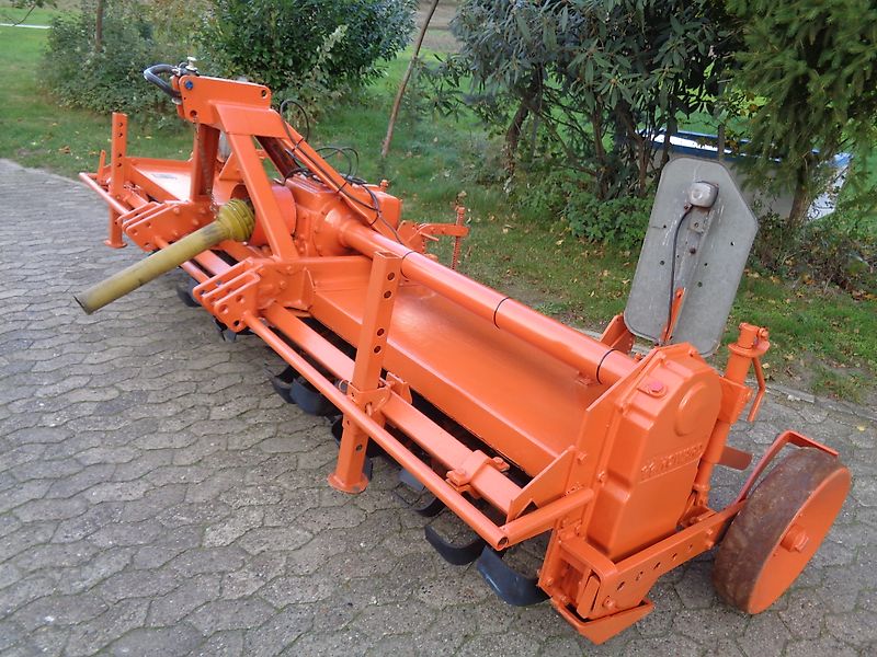 Howard Howard Bodenfräse HB 120 mit 315cm Arbeitsbreite 72 Messer 100% Model Bodenfräse mit Seitlichen Stützrädern