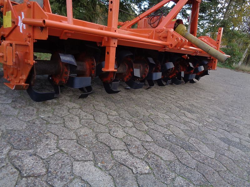 Howard Howard Bodenfräse HB 120 mit 315cm Arbeitsbreite 72 Messer 100% Model Bodenfräse mit Seitlichen Stützrädern