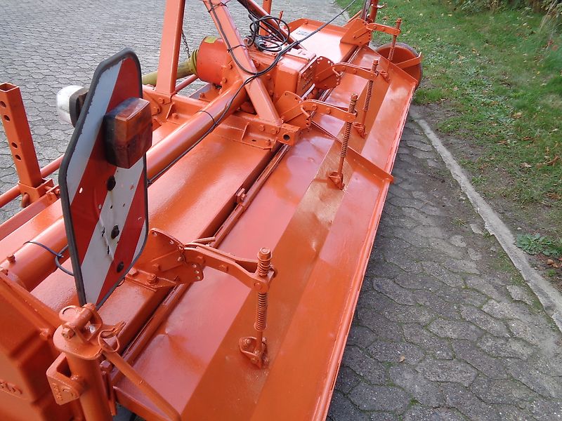 Howard Howard Bodenfräse HB 120 mit 315cm Arbeitsbreite 72 Messer 100% Model Bodenfräse mit Seitlichen Stützrädern