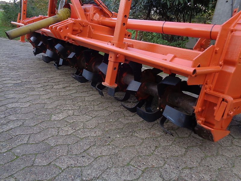 Howard Howard Bodenfräse HB 120 mit 315cm Arbeitsbreite 72 Messer 100% Model Bodenfräse mit Seitlichen Stützrädern