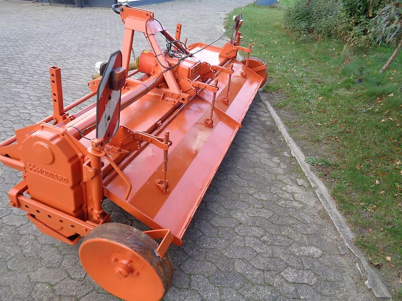 Howard Howard Bodenfräse HB 120 mit 315cm Arbeitsbreite 72 Messer 100% Model Bodenfräse mit Seitlichen Stützrädern