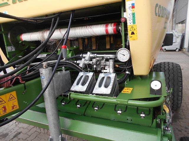 Krone RUNDBALLENPRESSE COMPRIMA V180XC