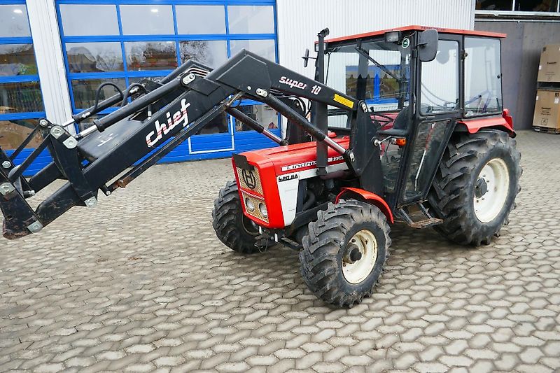 Lindner Traktoren 420S Allrad mit Niedrigkabine und Industriefrontlader