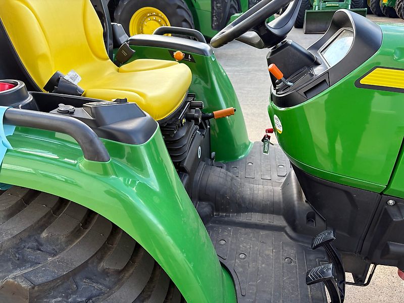 John Deere 3025E