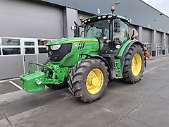 John Deere 6135R met Atlas bomenlaadkraan