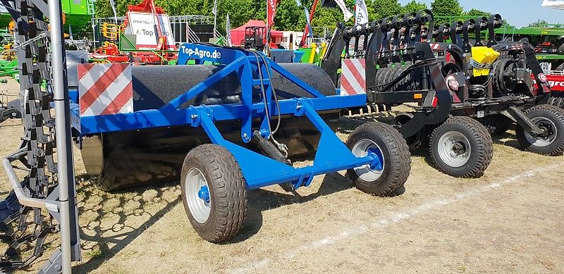 Top-Agro Wiesenwalze WWHD2512 2,66m Breite inkl. Abstreifer und FAHRWERK mit ADR-Achse