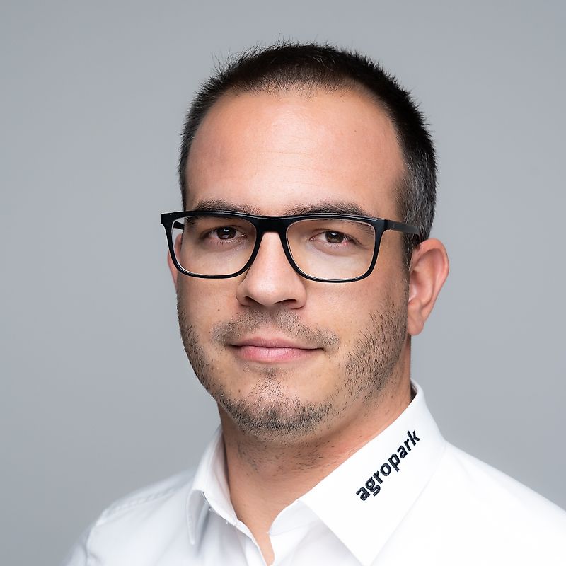 Contactpersonen De heer Jeno Revesz
